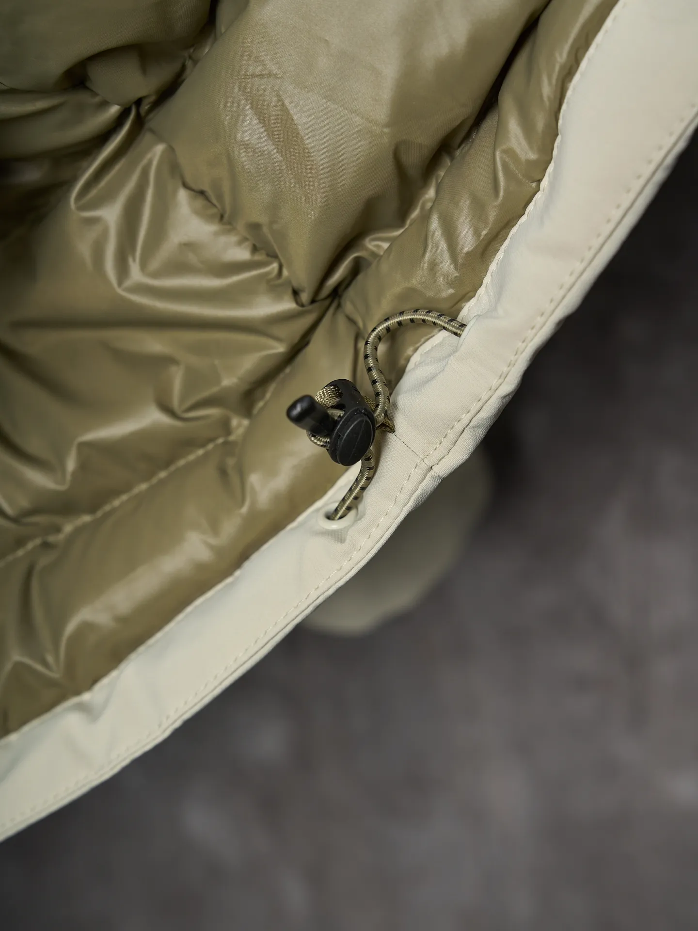 P980 Actual auction】Ralph Lauren/Ralph Lauren pony embroidered zipper hooded down jacket [Ready stock] S M L XL high-quality filling: 90 white duck down is selected, weighing 220g, ensuring excellent thermal insulation performance. After strict screening and processing, the velvet is not easy to be drilled, ensuring durability. The density of high-density nylon taffeta is about 210T-300T, with a smooth and slightly matte surface, excellent windproof and waterproof properties (with DWR water-repellent treatment), strong wrinkle resistance and easy care, in line with the positioning of American casual "durable and practical".  The inner lining is made of 100% polyamide. The high-density and tight weaving process prevents fine lint from getting out of the gaps in the fabric. The smooth surface improves the putting on and taking off experience, and the excellent wear and tear resistance ensures damage caused by frequent use, while the light and soft texture does not affect the overall weight.  The classic jacket has a slightly loose fit, slightly dropped shoulder line (shoulder width is 1-2cm wider than the standard fit), is hip-length, and has slightly tapered straight sleeves, taking into account both freedom of movement and casual style.  The adjustable Velcro on the cuffs allows you to freely adjust the tightness according to the thickness of your wrist and personal preferences, effectively preventing cold wind from intruding, and improving the warmth performance.  In terms of storage, the two front zipper pockets are convenient for you to place frequently used items, and the zipper design ensures that items are not easily lost. A built-in pocket on the left side of the chest provides a safe storage space for some small private items.  The drawstring design at the hem allows you to adjust the shape of the jacket according to your body shape and dressing needs. Whether it is loose and casual or slim and neat, you can easily control it.  Embroidery technology: Polo horse logo on the left chest: flat satin stitch embroidery (satin embroidery), embroidery thread: 100% polyester high color fastness embroidery thread (the color number is consistent with the brand’s standard red color card), stitch density 12-15 stitches/cm, the outline of the horse logo is clear, and the details of the rider and horse are burr-free.  Embroidery positioning: precise positioning through the template (12cm from the neckline and 8cm from the placket) to ensure left and right symmetry and centering.